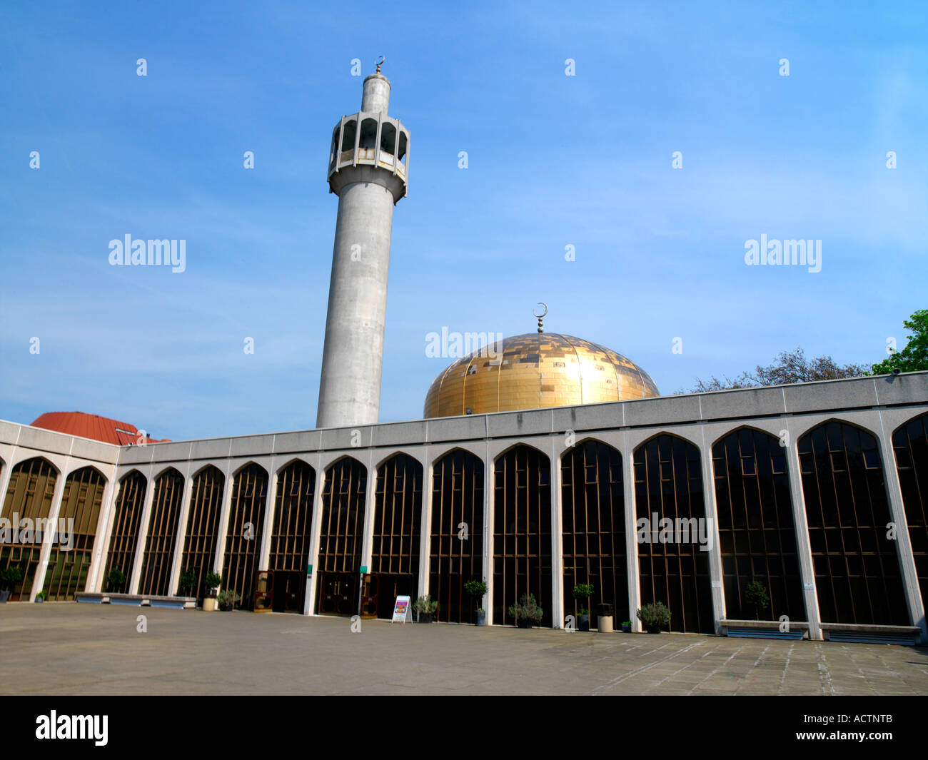 Regents Park Londra Inghilterra Londra Moschea centrale esterno da cortile Foto Stock