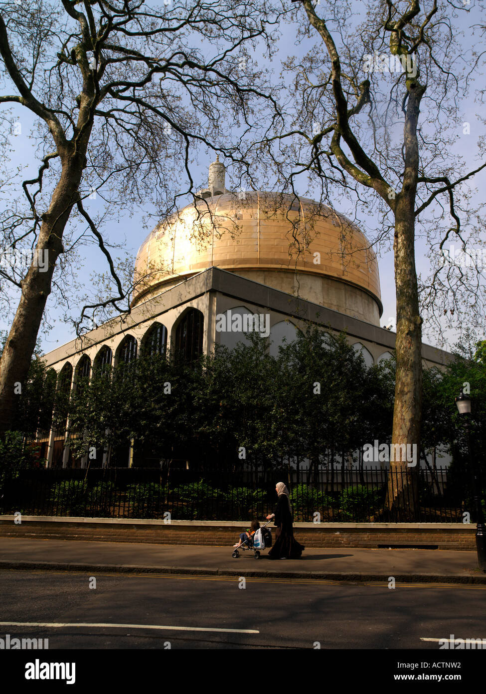 Regents Park Londra Inghilterra Londra Moschea centrale esterno da Regents Park musulmano con la madre e il bambino nel passeggino Foto Stock