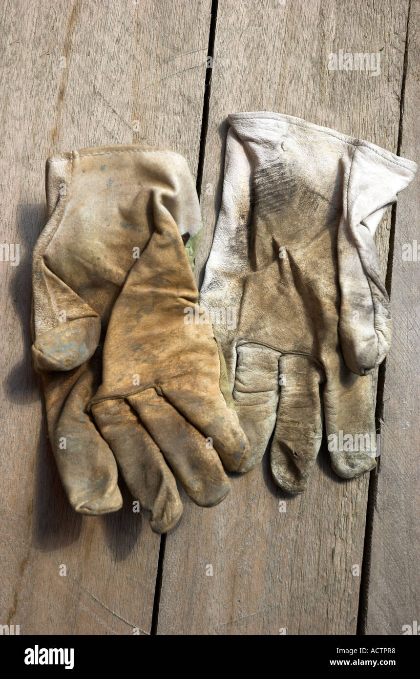 Coppia di vecchi guanti da lavoro Foto Stock