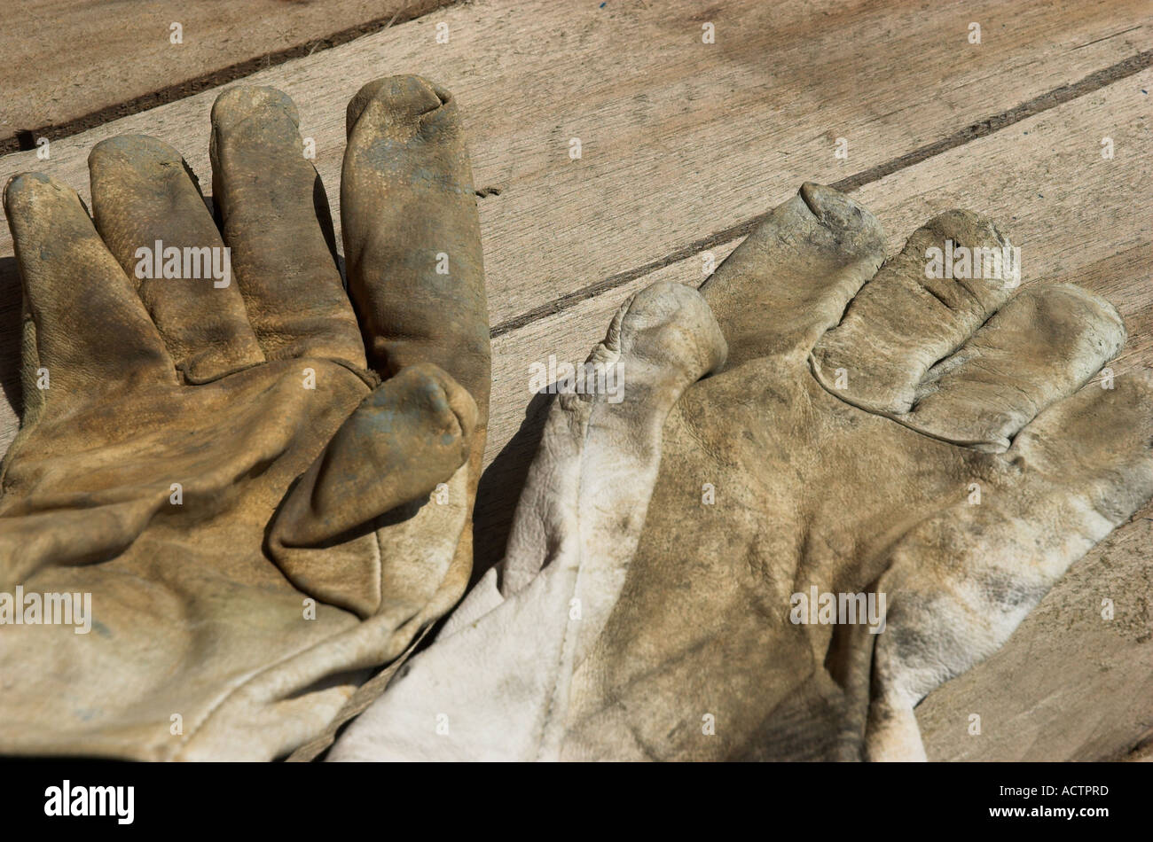 Coppia di vecchi guanti da lavoro Foto Stock