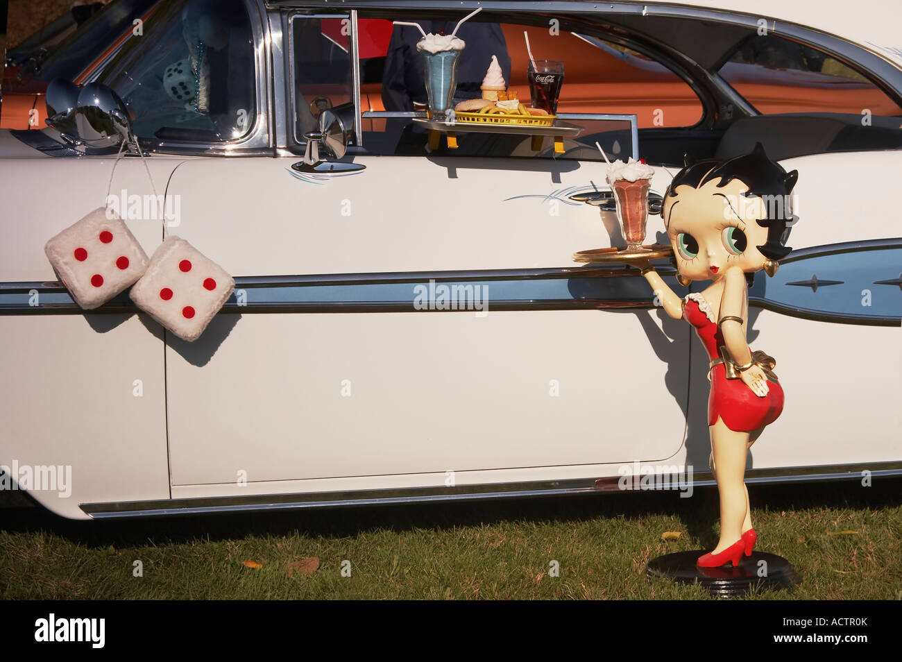 Betty Boop anni cinquanta auto di antiquariato e soffice a dadini Foto Stock