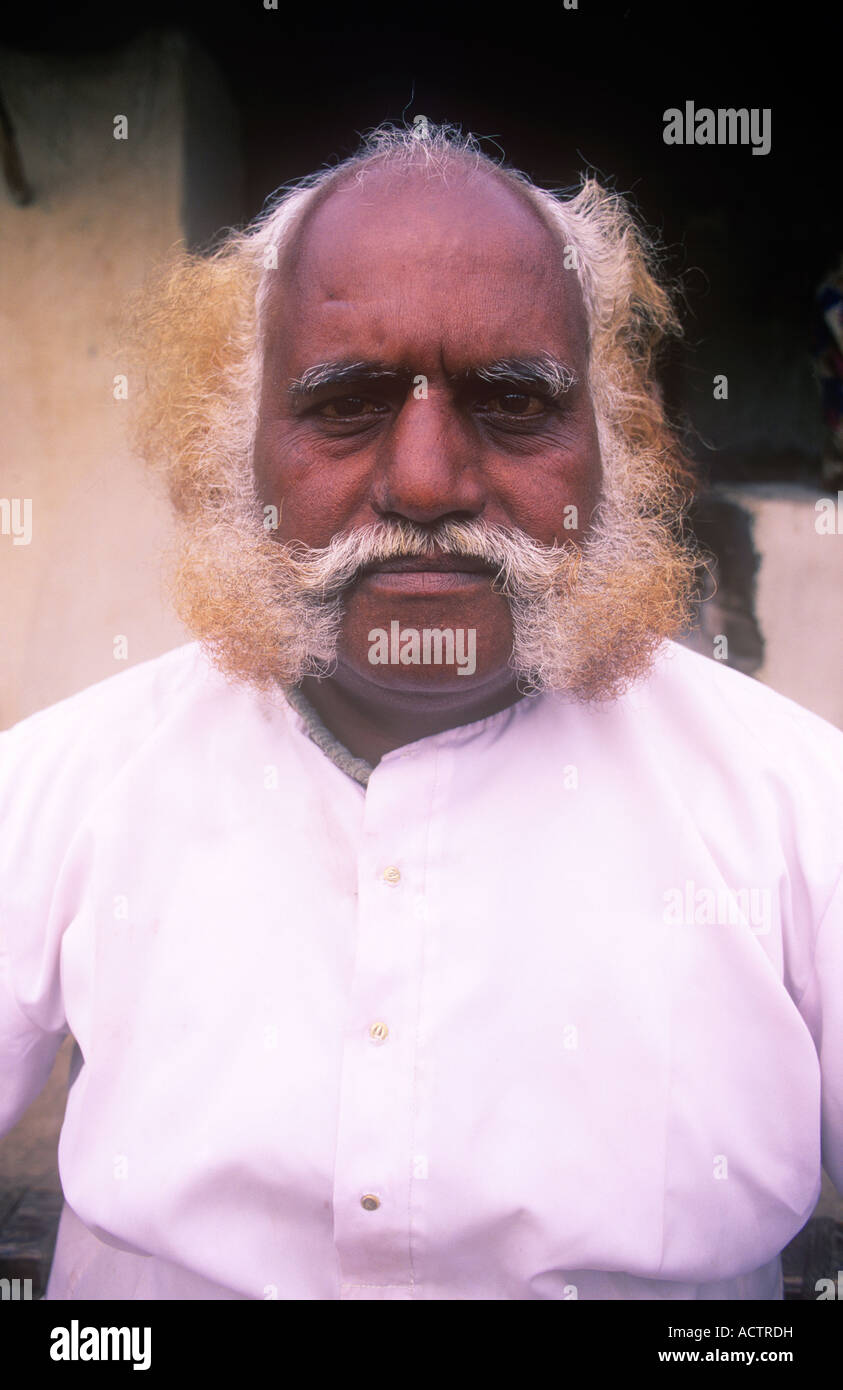 Villaggio capotribù con impressionante wiskers, Madhya Pradesh, India Foto Stock