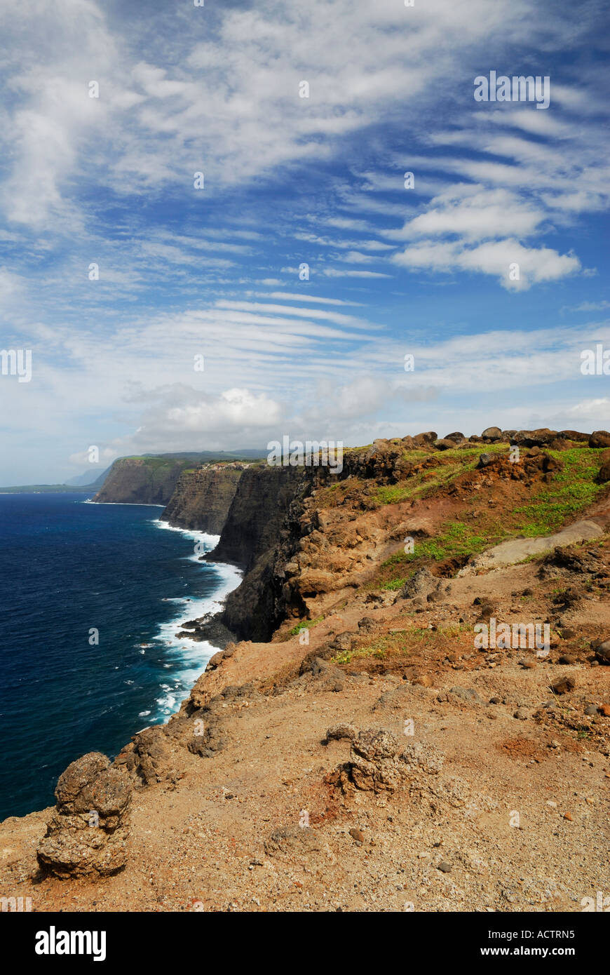 Ritratto della costa nord di Molokai scogliere sul mare con ripple cielo cloud Hawaii Foto Stock
