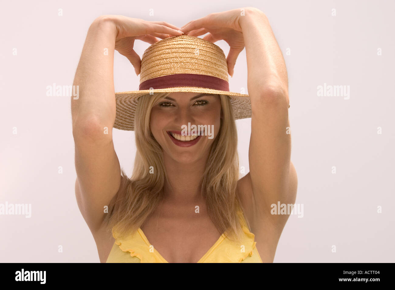 Donna bionda con cappello di paglia coquettes Foto Stock