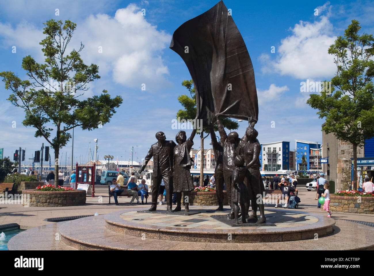 dh Liberation Square ST HELIER JERSEY liberatori statua persone su sitting banco fronte mare piazza canale tedesco isole occupazione ww II guerra mondiale 2 Foto Stock