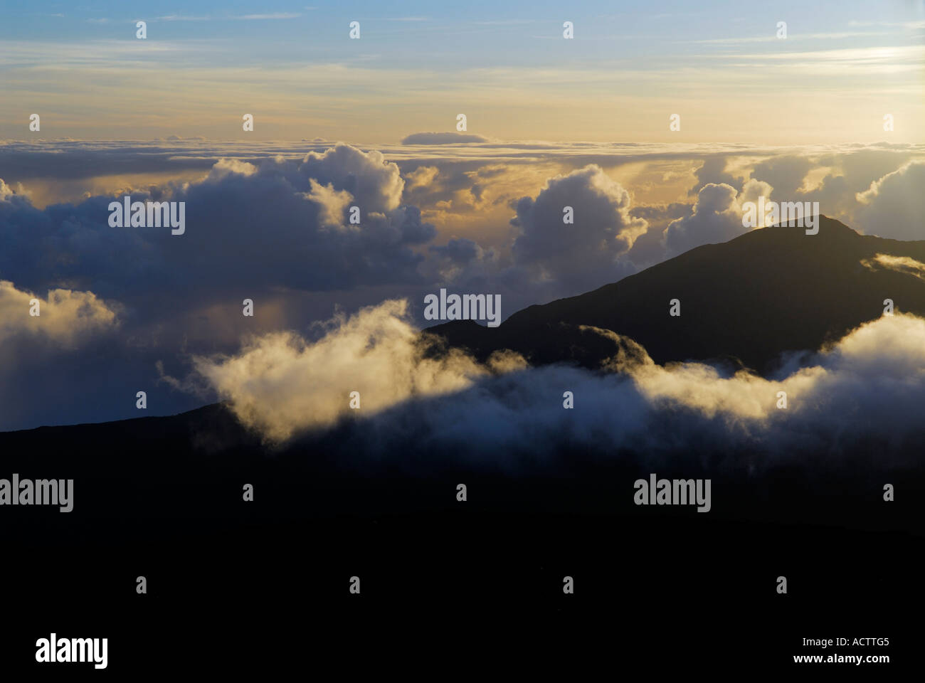 Nuvole invertita all'alba sulla cima di Haleakala Maui Foto Stock