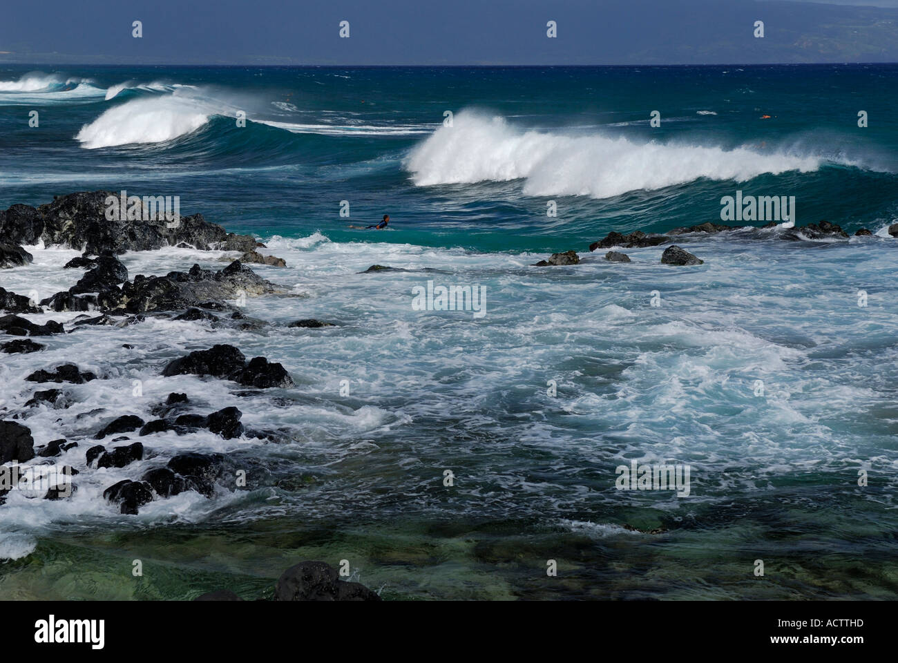 Surfer in attesa per l'onda a Hookipa Beach Maui Foto Stock