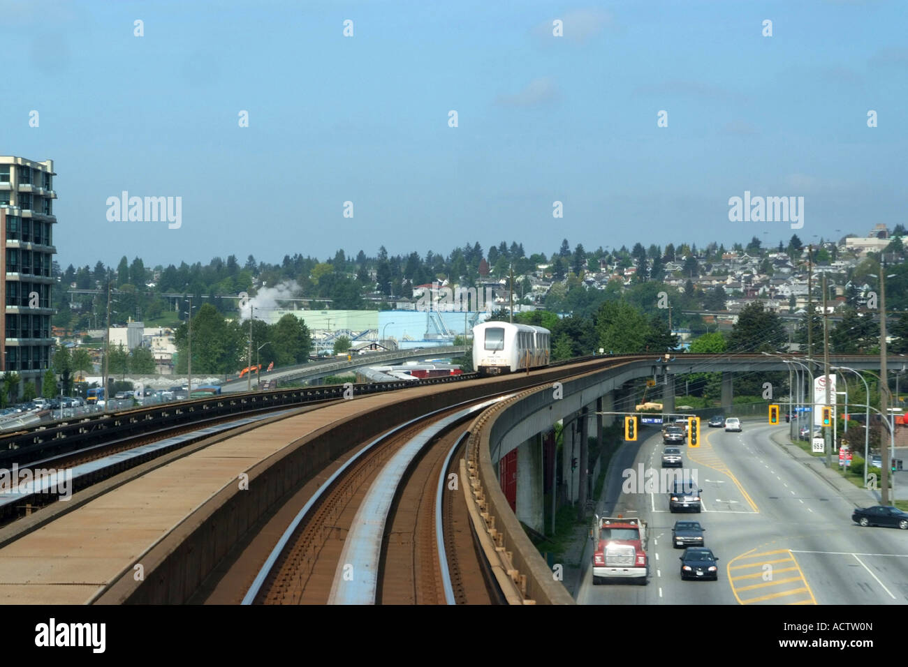 Una vista della ferrovia che conduce dal centro cittadino di Vancouver dall'interno di un tram elettrico Foto Stock