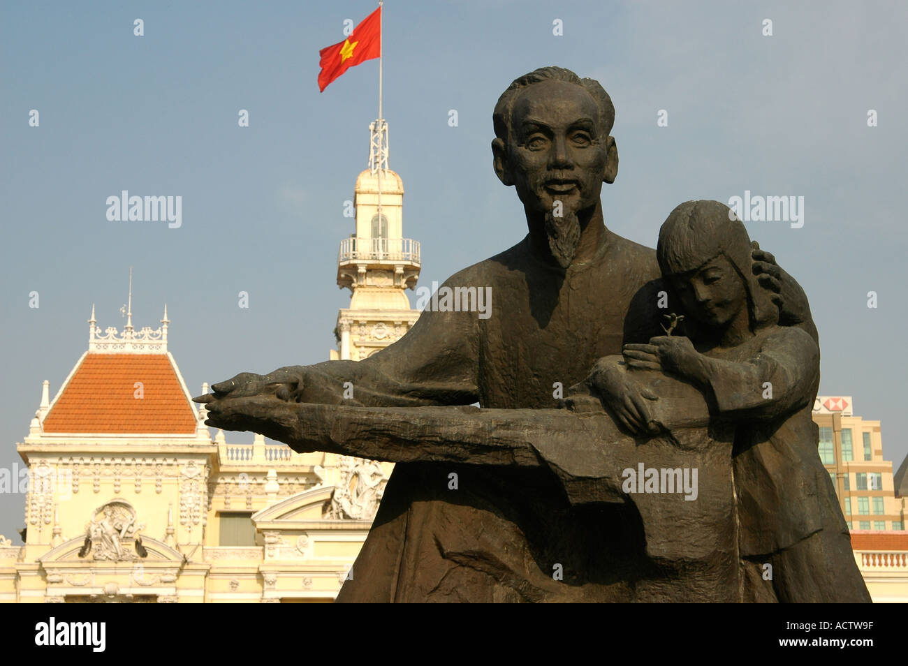 Ho Chi Minh monumento di fronte al municipio di Ho Chi Minh City Vietnam Foto Stock
