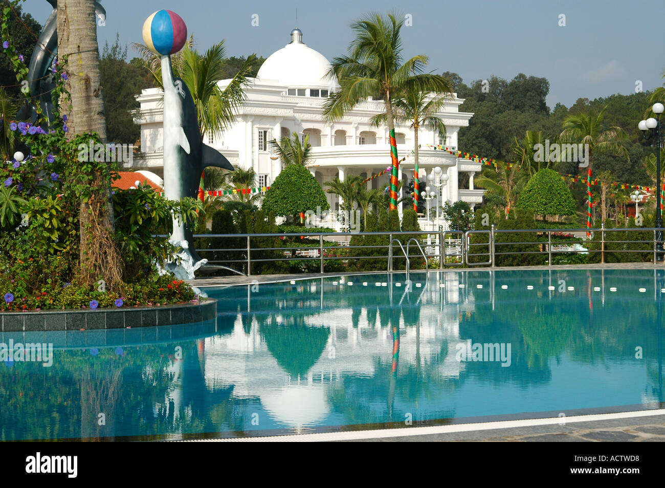 La piscina al turismo internazionale e complesso ricreativo Tuan Chau Vietnam Foto Stock