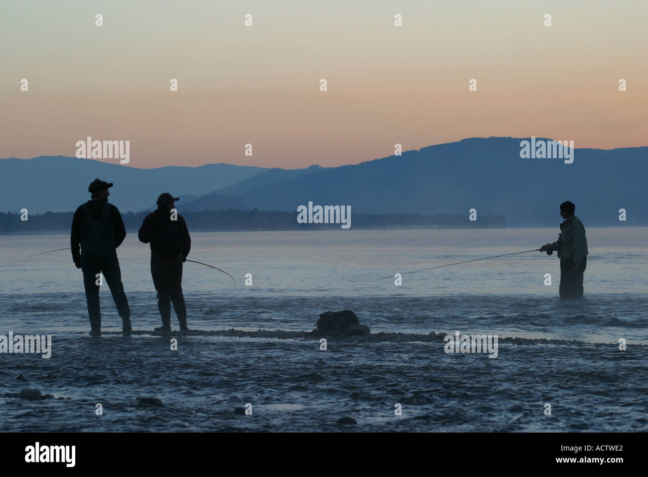 Alba con i pescatori di salmone al Adam s lago Canada Foto Stock