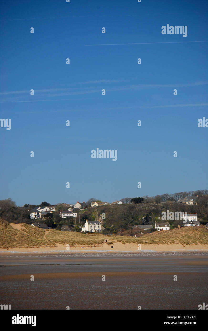 Il piccolo villaggio costiero di Port Eynon dalla spiaggia. Contea di Swansea, Galles Foto Stock