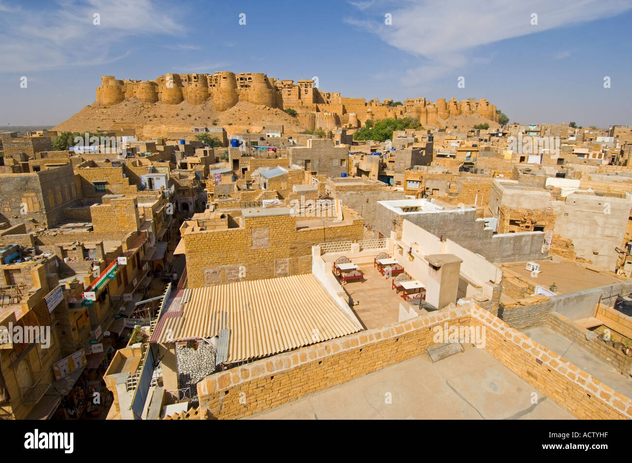Preso dal tetto di un edificio nella città di Jaisalmer con il "e-castello' come golden Jaisalmer Fort dietro. Foto Stock