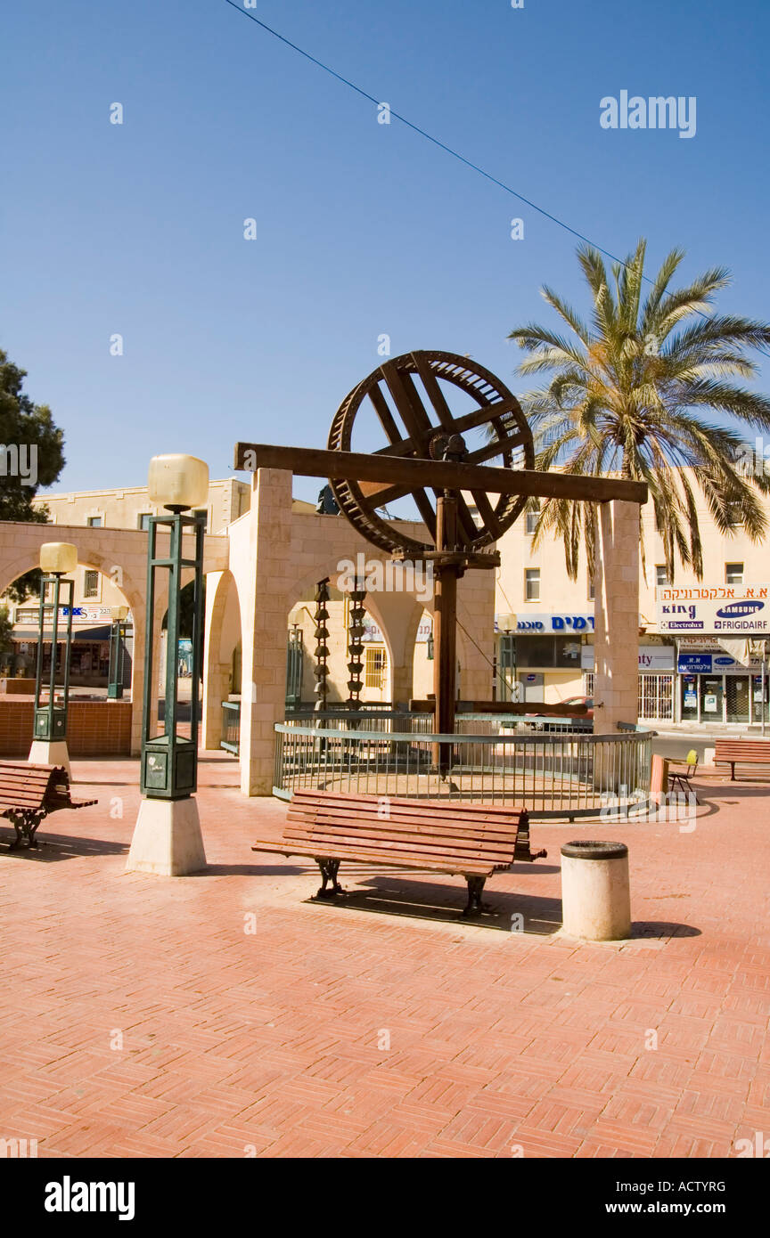 Israele Negev essere er Sheva City Square nella città vecchia di una replica di un antico ox disegnato sistema idraulico di pompaggio acqua da un pozzo Foto Stock