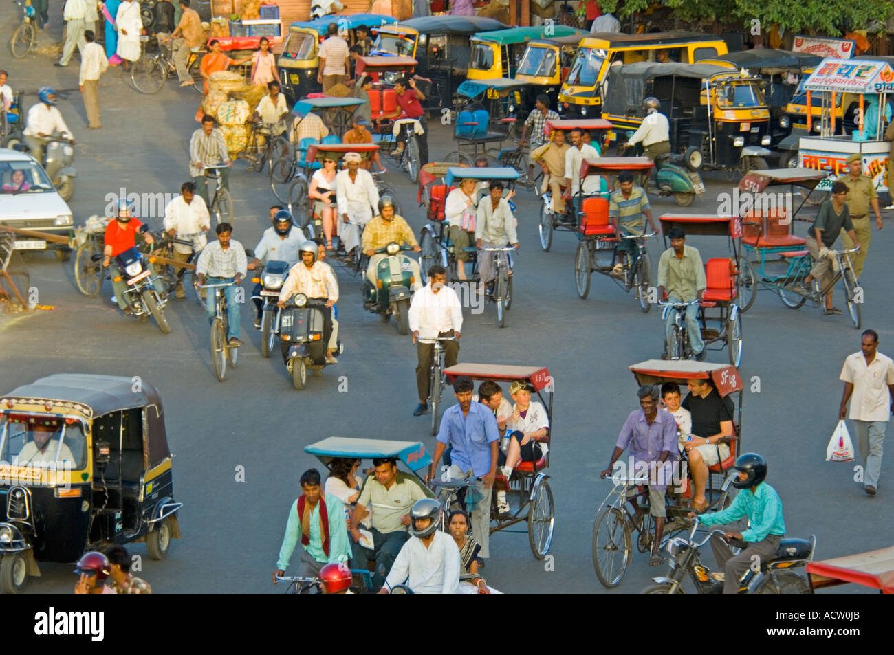 Una vista in elevazione di una tipica strada trafficata strada di traffico in scena a Jaipur. Foto Stock