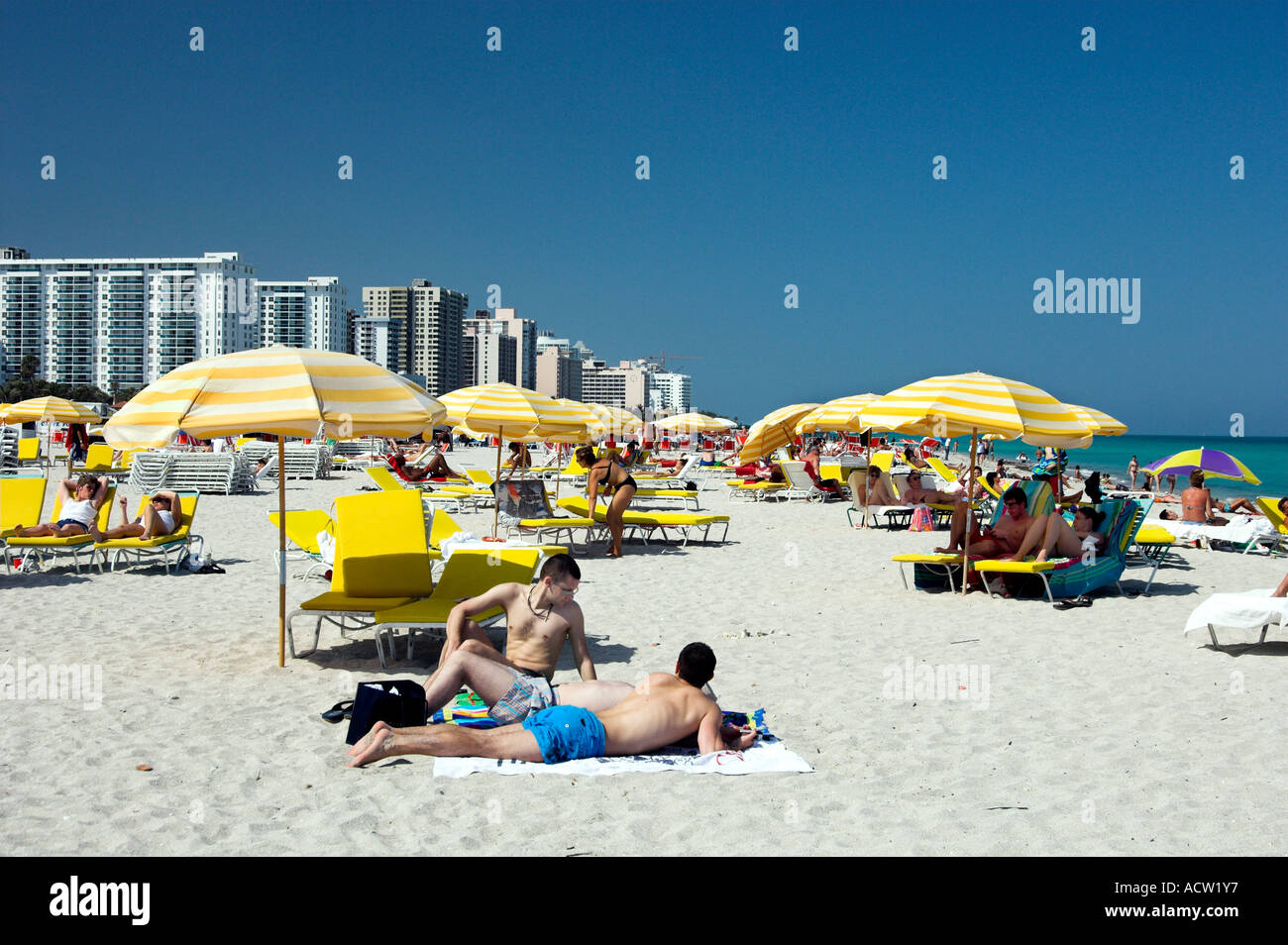 Prendere il sole sul Miami s South Beach Florida USA Foto Stock