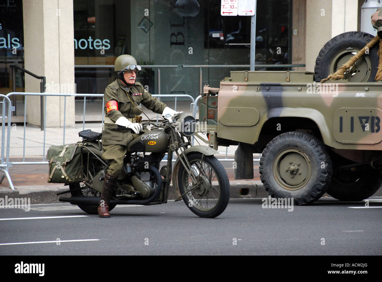 Il vecchio esercito australiano soldato su una moto Macquarie Street Sydney Australia Foto Stock