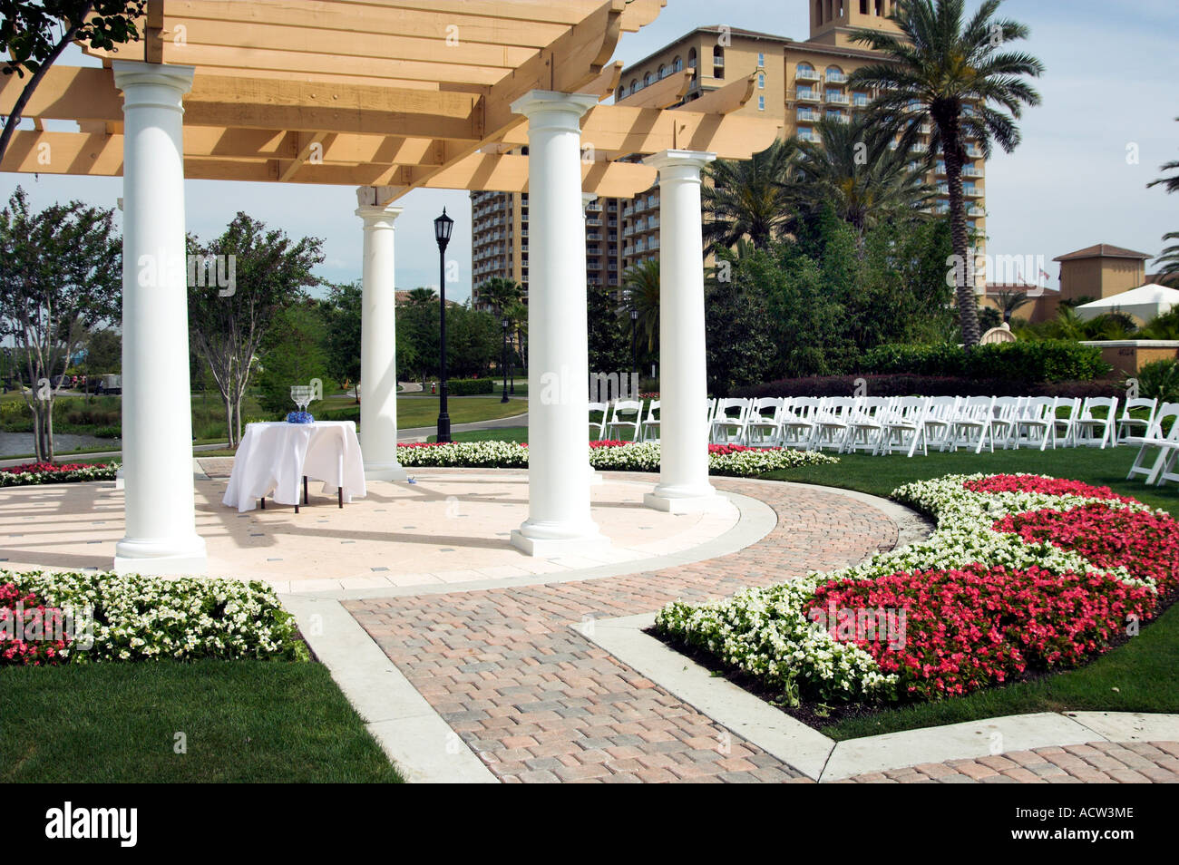 Un cortile esterno con un tavolo per una cerimonia di nozze al J W Marriott Resort in Orlando Florida USA Foto Stock