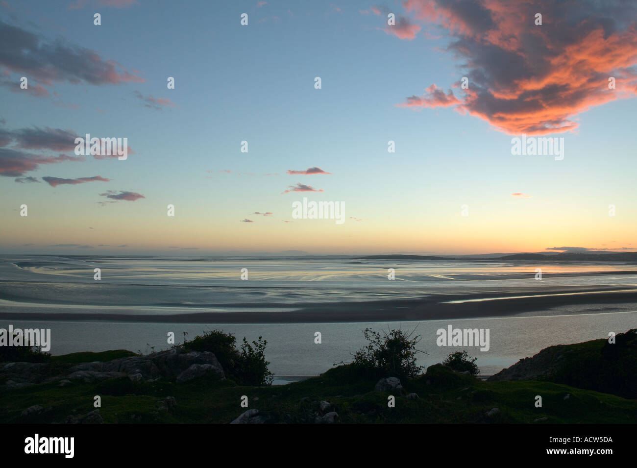 Morecambe Bay da Silverdale Lancashire Inghilterra dopo il tramonto Foto Stock