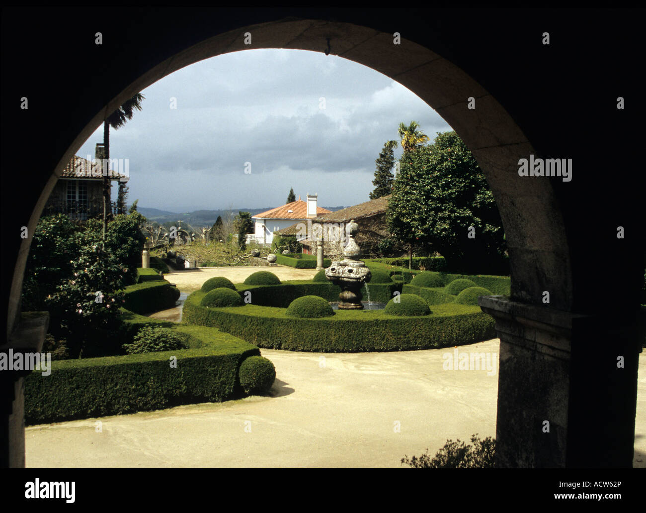Vista di topiaried siepe di bosso a 17C Manor House Pazo de Oca Galizia Spagna Foto Stock