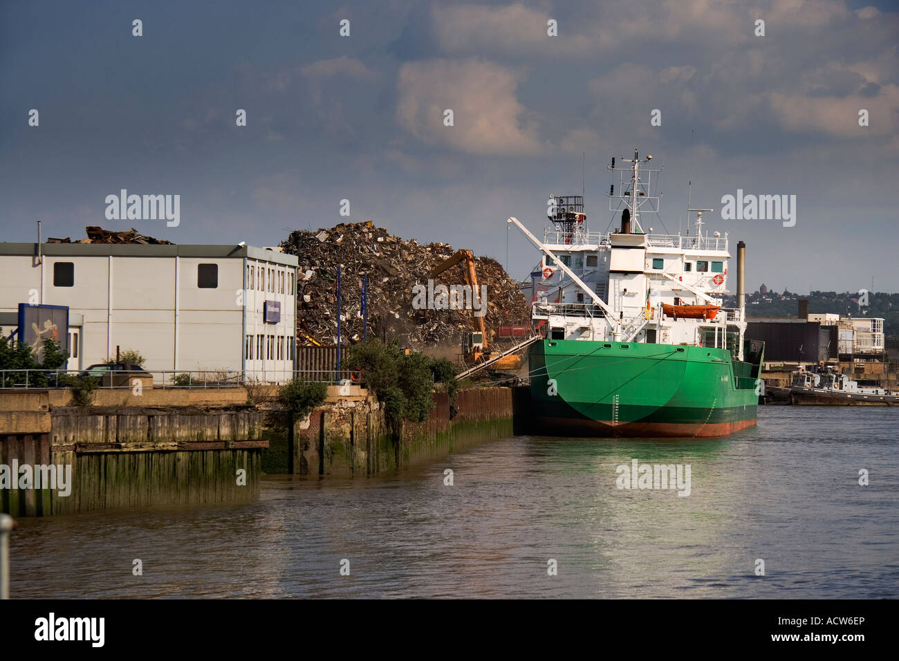 Un verde e bianco per nave da carico rottami laoding maetal sul Fiume Tamigi a Londra REGNO UNITO Foto Stock