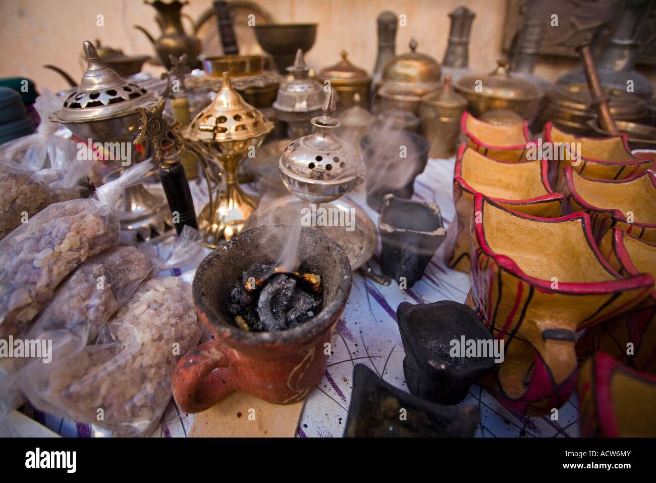 Stallo con incenso e bruciatori per la vendita in Shibam nello Yemen Foto Stock