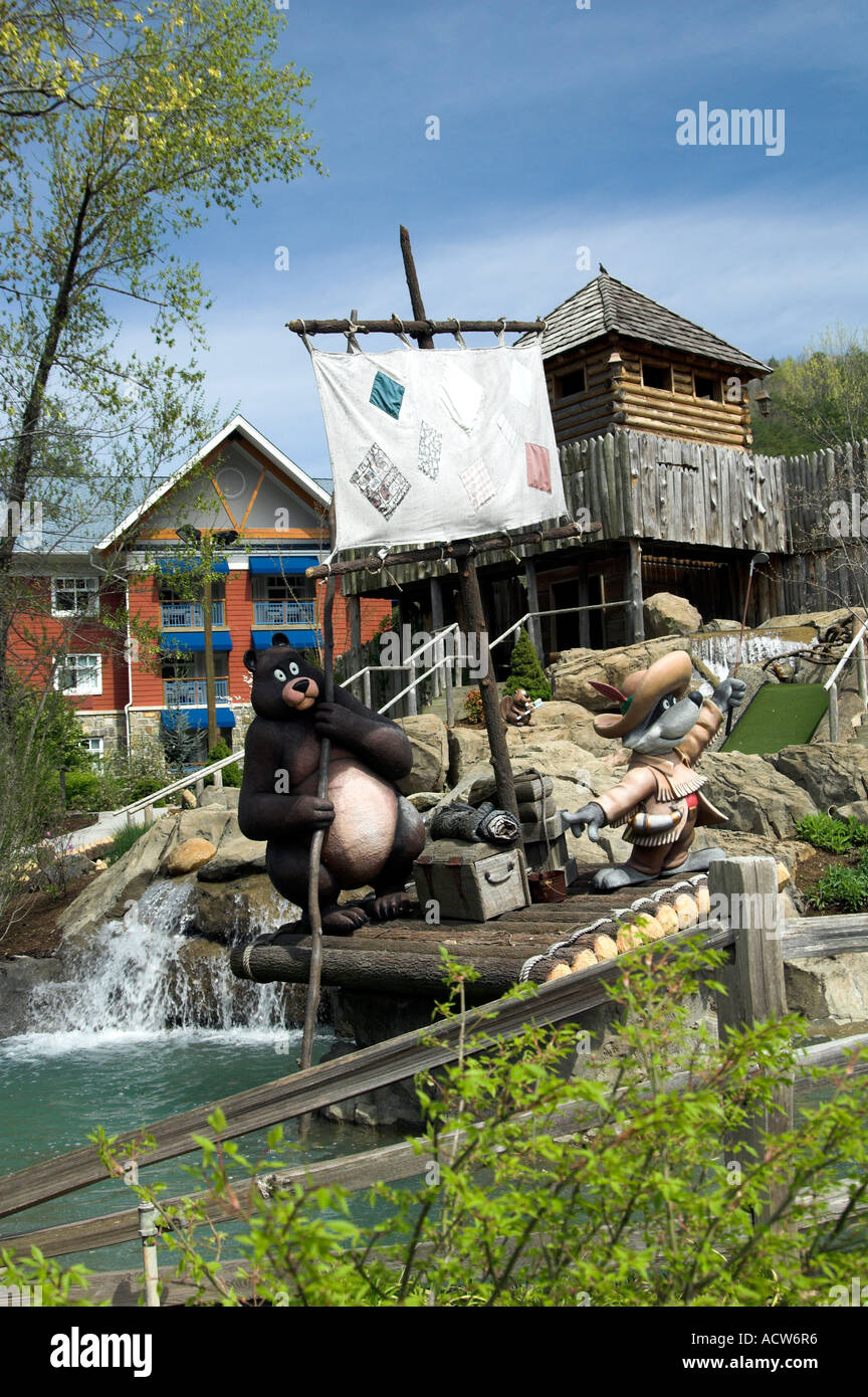 Un campo da golf in miniatura recreation site con orso e decor zattera e cascata di Gatlinburg Tennessee USA Foto Stock