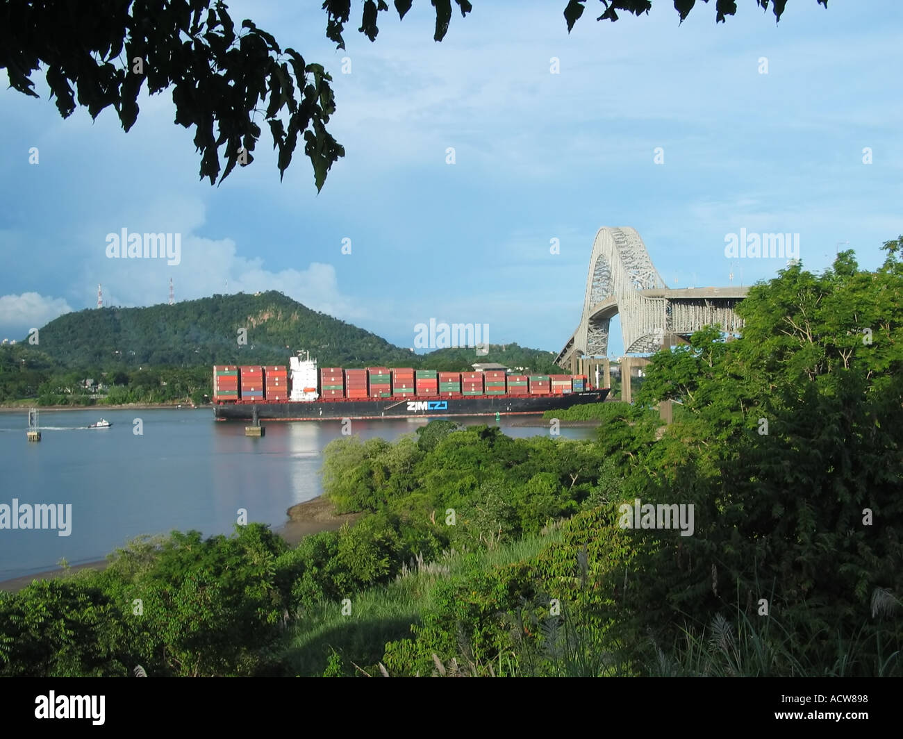 Contenitore nave passando sotto il Puente de las Americas, Ponte delle Americhe, la Thatcher Ferry Bridge, Panama Foto Stock