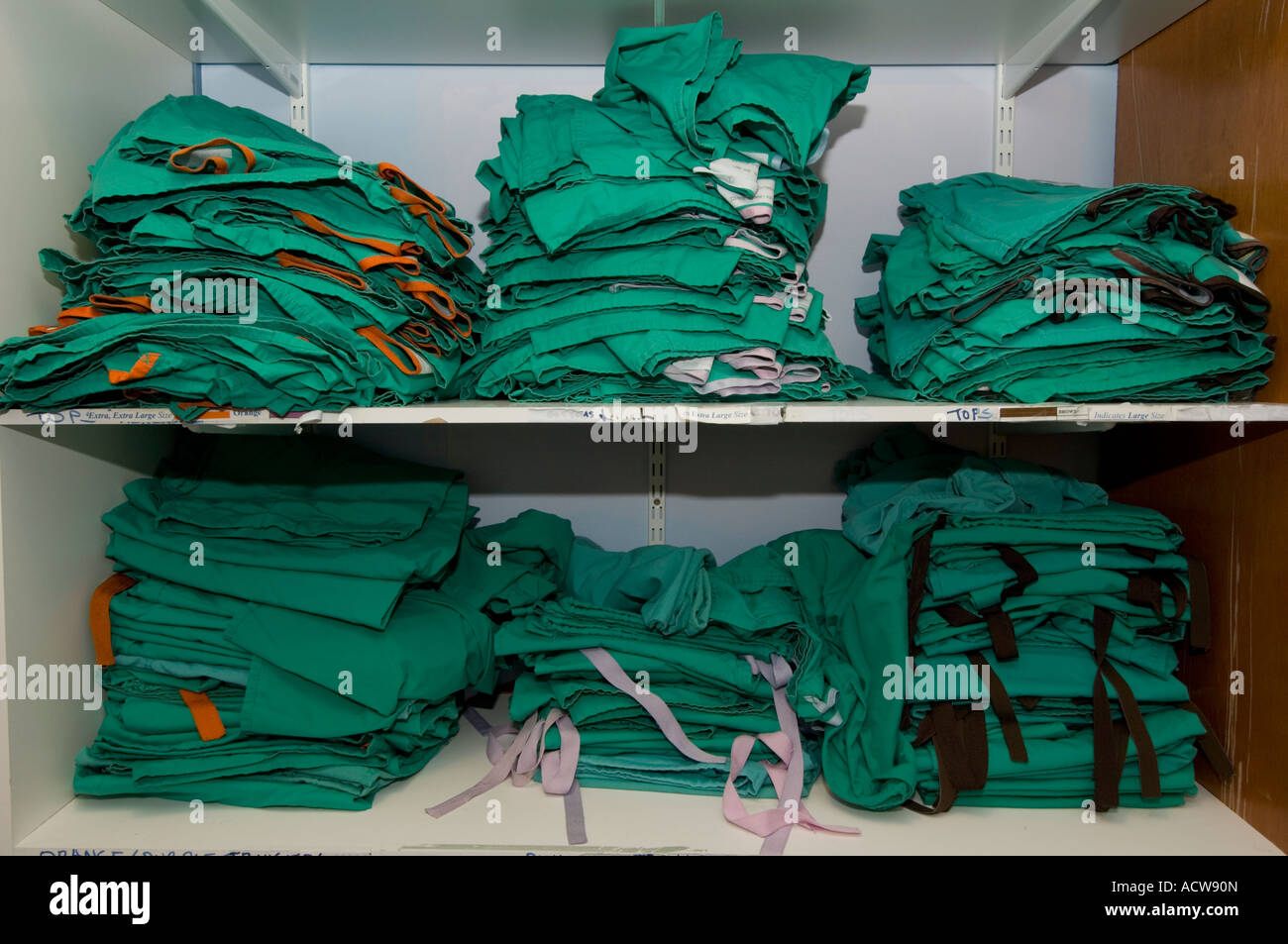 Pile di Clean Green camici chirurgici in un armadio in ospedale Bronglais Ceredigion National Health Trust Aberystwyth Wales UK Foto Stock