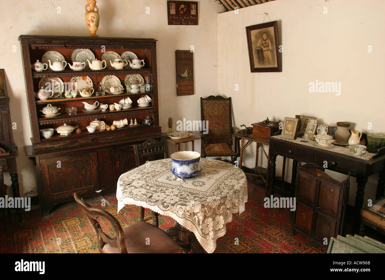 L'Irlanda County Donegal Glencolmcille Folk Village 1900s salone cottage Foto Stock