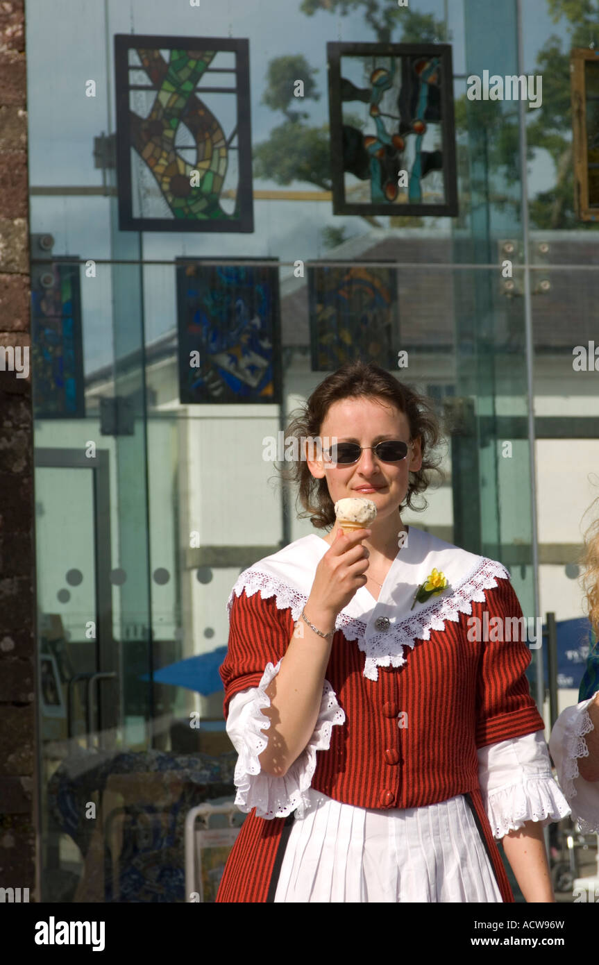 La donna nel tradizionale costume gallese a mangiare il gelato Giardini Botanici del Galles 16 giugno 2007 Foto Stock