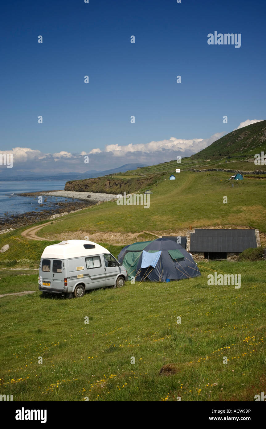 Cae Du campeggio Rhosllefain vicino Tywyn Gwynedd - Cardigan Bay costa con snowdonia in distanza - pomeriggio estivo; Wales UK Foto Stock