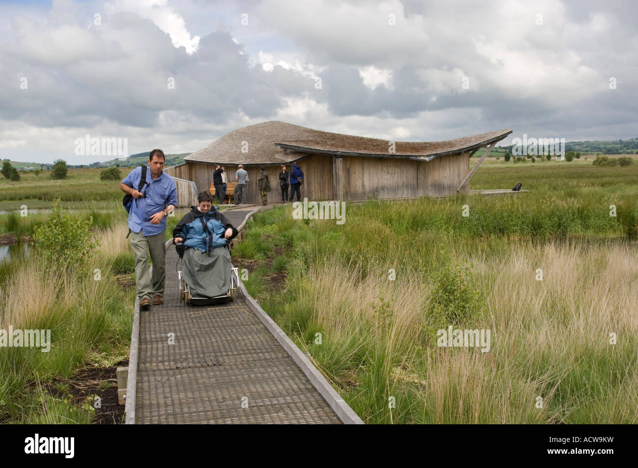 Cors Caron riserva naturale Tregaron Ceredigion galles - osservazione nascondere con donna disabile in sedia elettrica + companion - REGNO UNITO Foto Stock