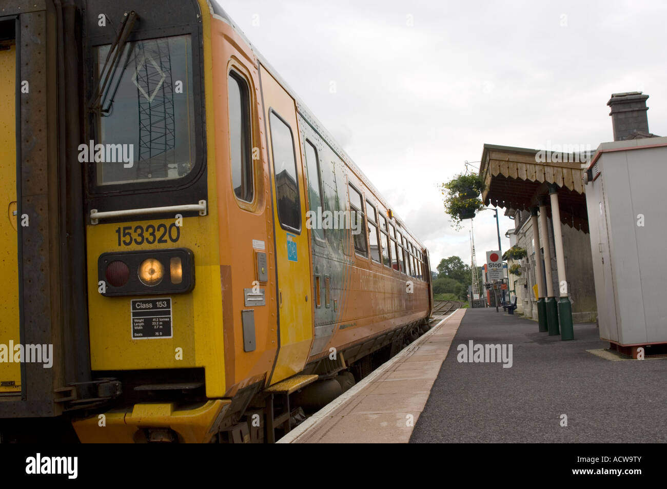 Giallo carrello singolo treno diesel alla stazione sul cuore del Galles railway Llandovery Carmarthenshire Foto Stock