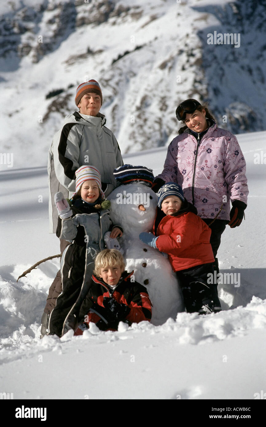 Bambini che giocano nella neve Foto Stock