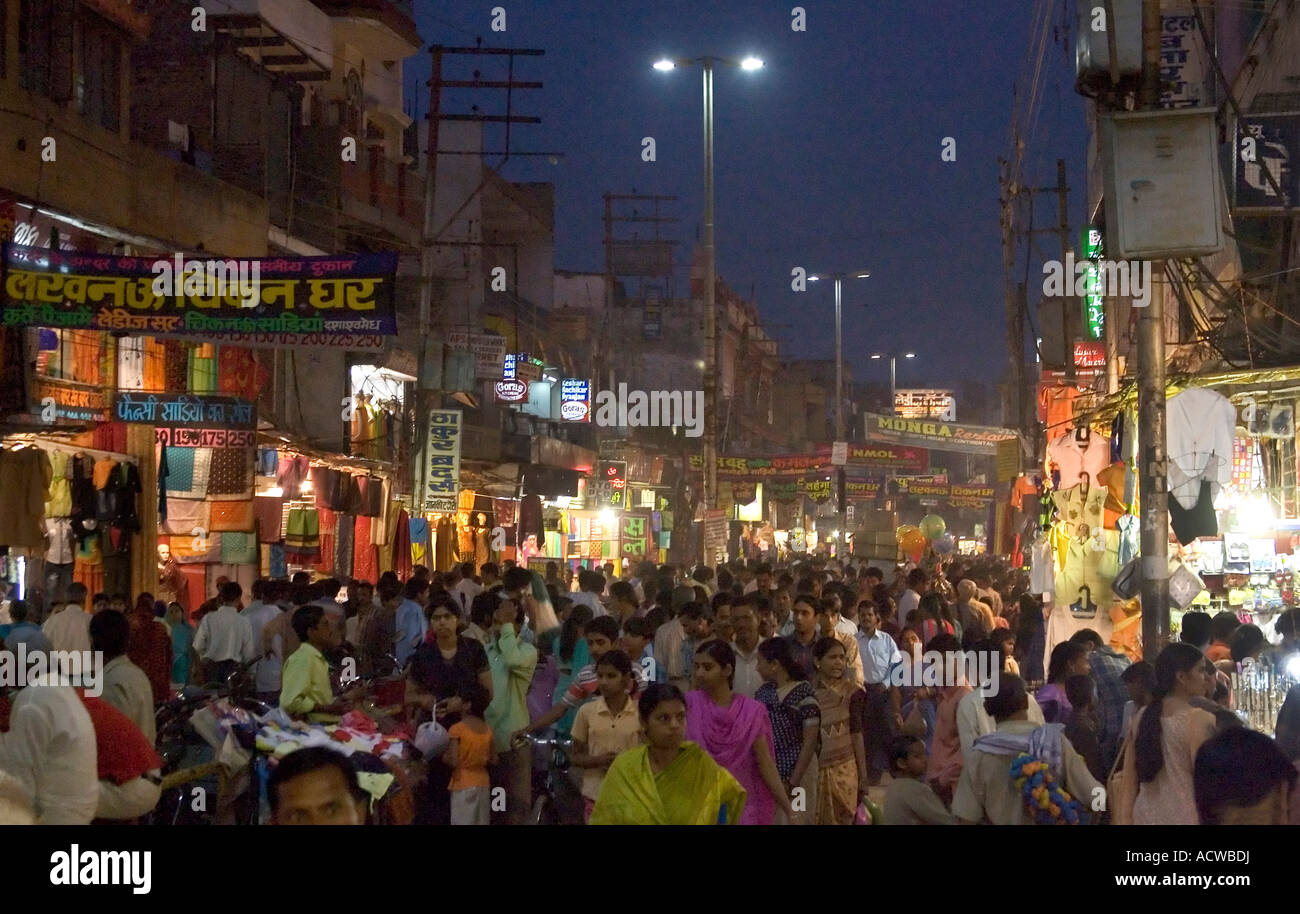 Una trafficata strada di notte piena di gente Varanasi Benares India Foto Stock