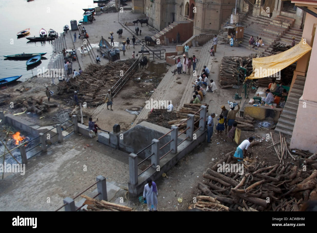 La masterizzazione ghats dove i cadaveri vengono cremati e di una sepoltura prezzo viene stabilito in base al peso del legno Varanasi Benares India Foto Stock