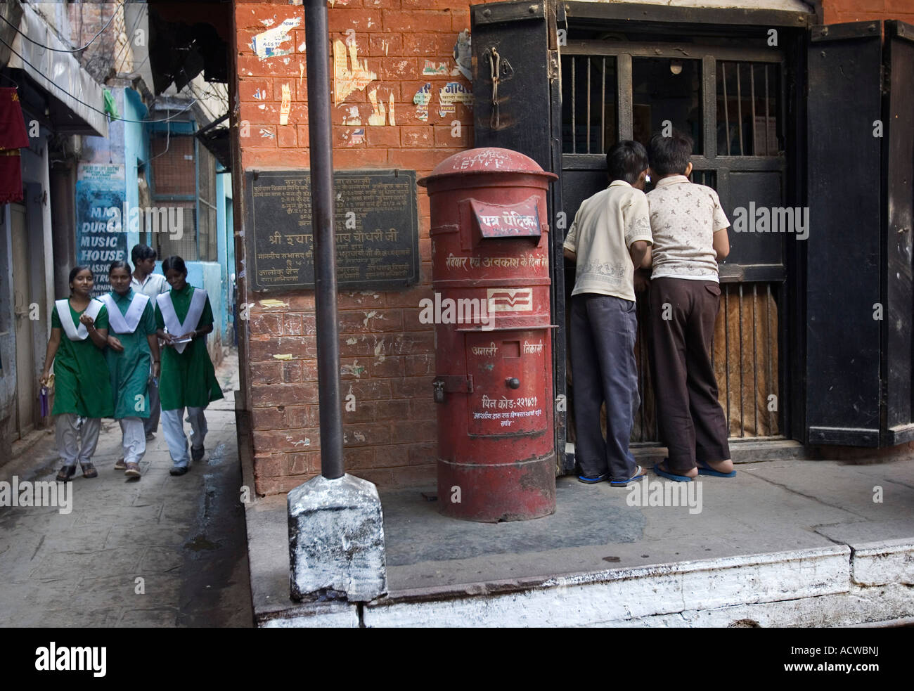 I bambini nel vecchio ufficio postale Varanasi Benares India Foto Stock