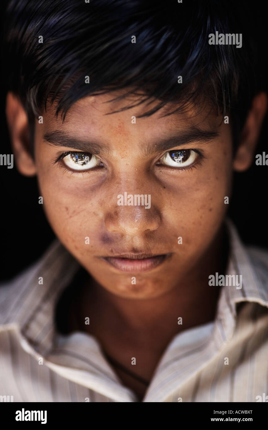 Capelli scuri ragazzo con occhi brillanti Varanasi Benares India Foto Stock