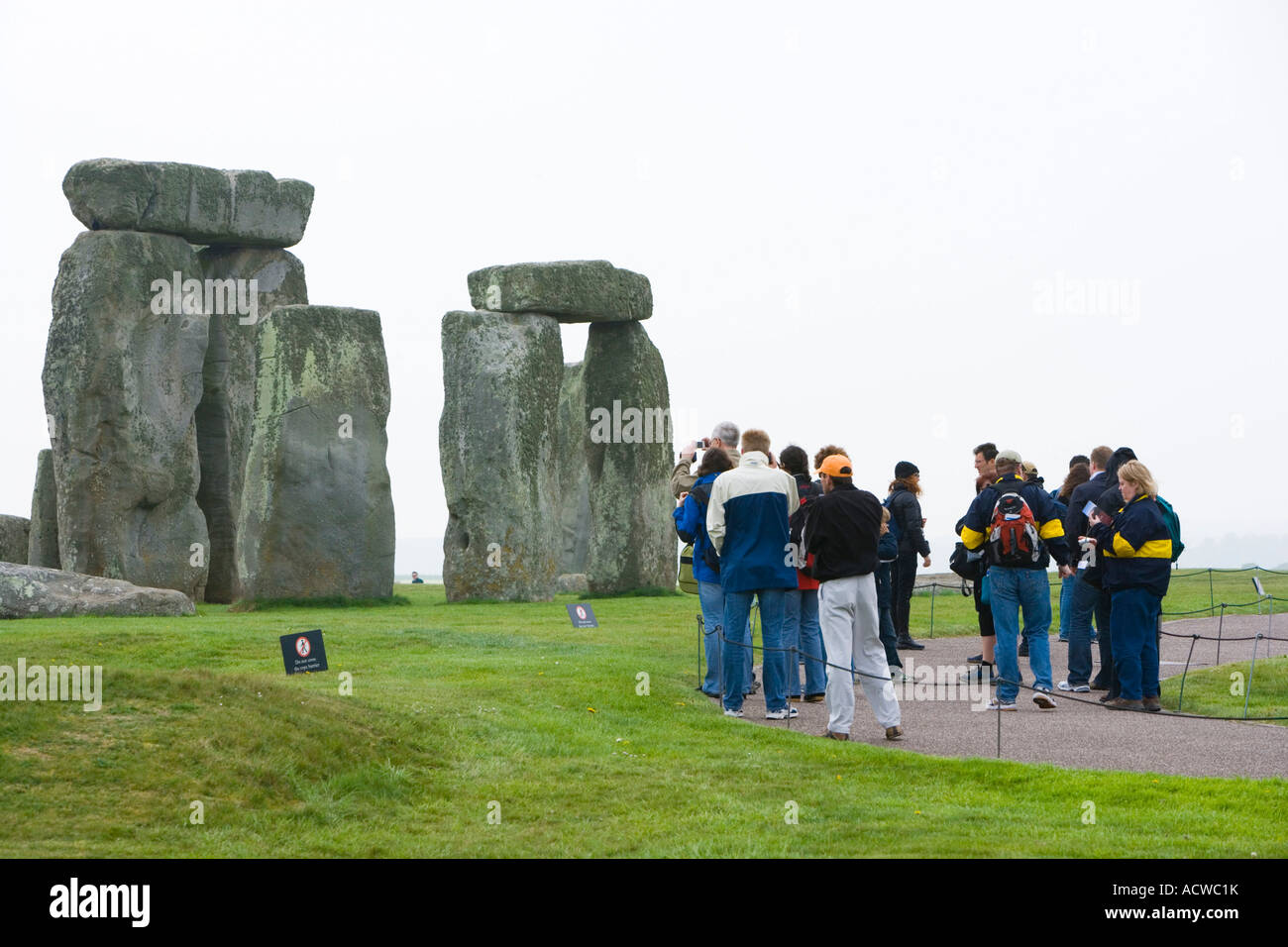 I visitatori a Stonehenge il cerchio di pietra vicino a Salisbury Regno Unito Foto Stock