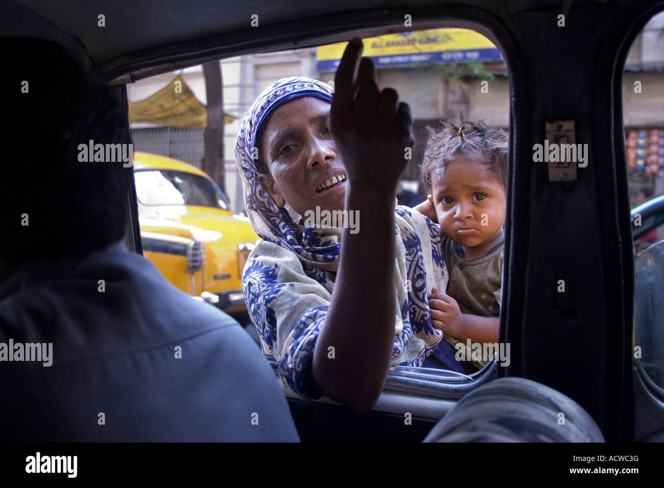Un mendicante di strada arriva in macchina a Calcutta Kolkata India Foto Stock