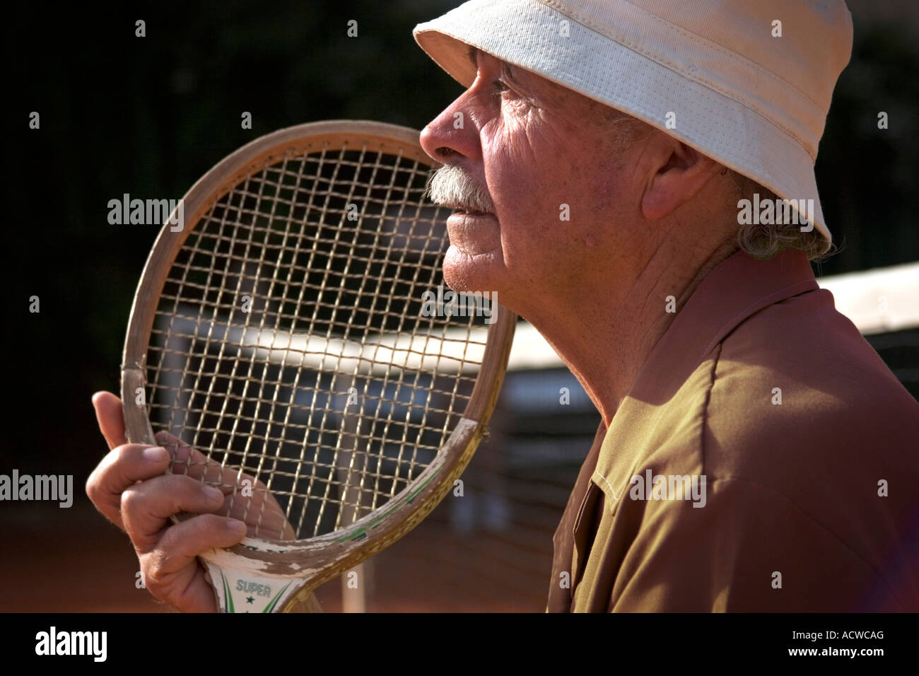 Il veterano del vecchio giocatore di tennis con vintage racchetta in legno Foto Stock