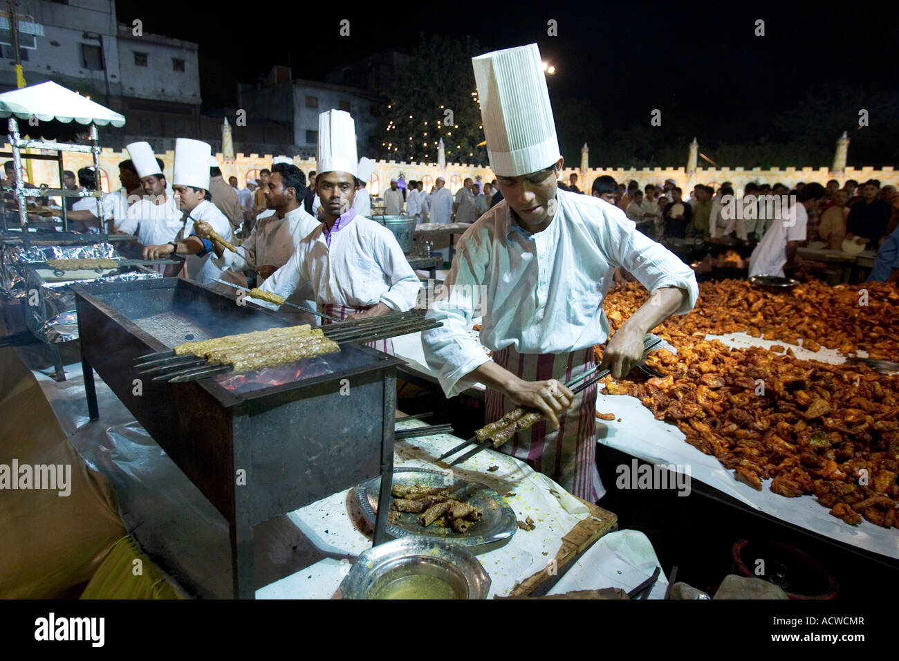 Chef al lavoro in occasione delle nozze del figlio dell'imam di Delhi in India con soldati e 2000 ospiti Foto Stock