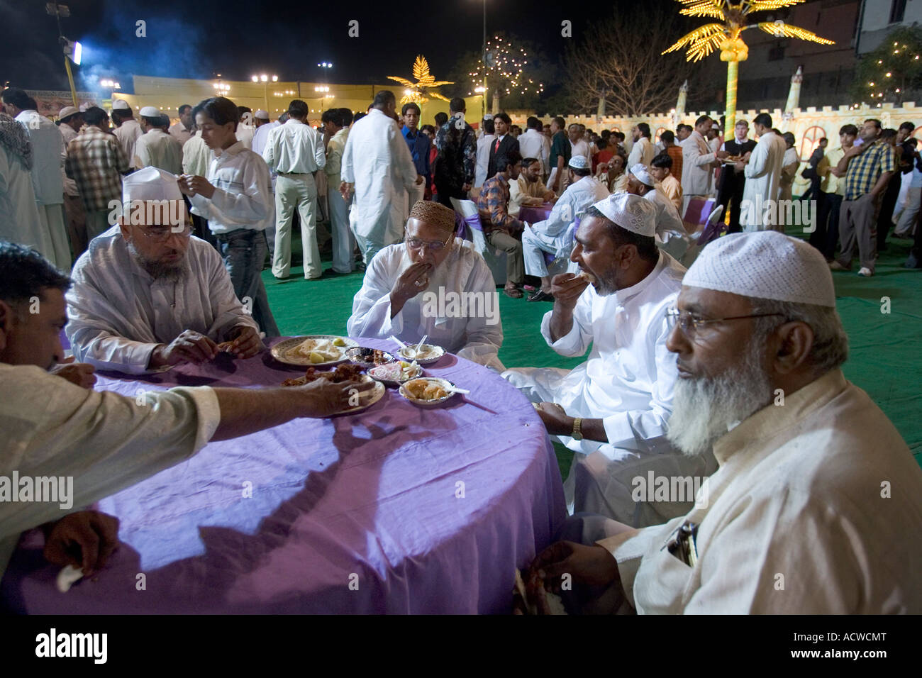 Gli uomini alla socializzazione in occasione delle nozze del figlio dell'imam di Delhi in India con soldati e 2000 ospiti Foto Stock