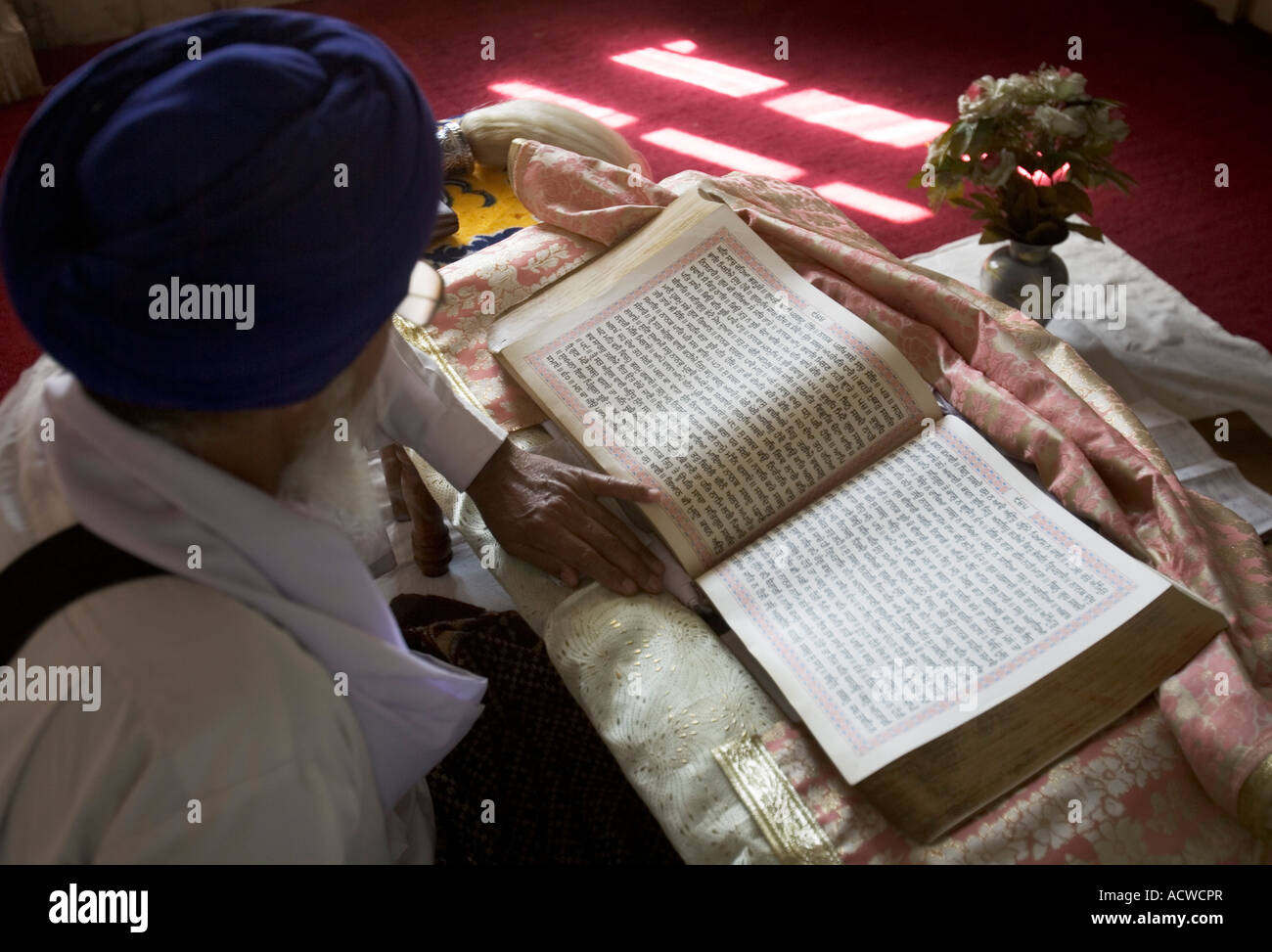 Sacerdote Sikh la lettura della sacra Scrittura Delhi India Foto Stock