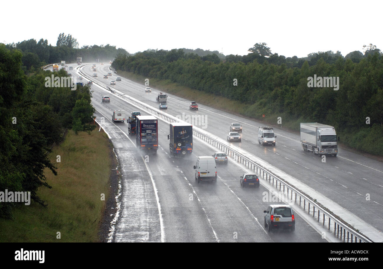 Autostrada M40 in condizioni piovose, Warwickshire, Inghilterra, Regno Unito Foto Stock