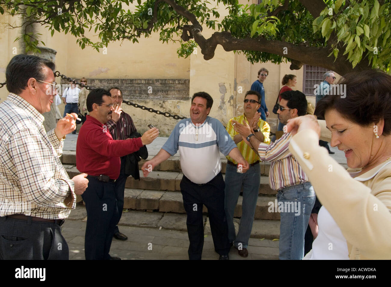 Durante la Feria questi visitando gli Spagnoli si dividono in flamenco improvvisato canzone- Siviglia, in Andalusia, Spagna Foto Stock