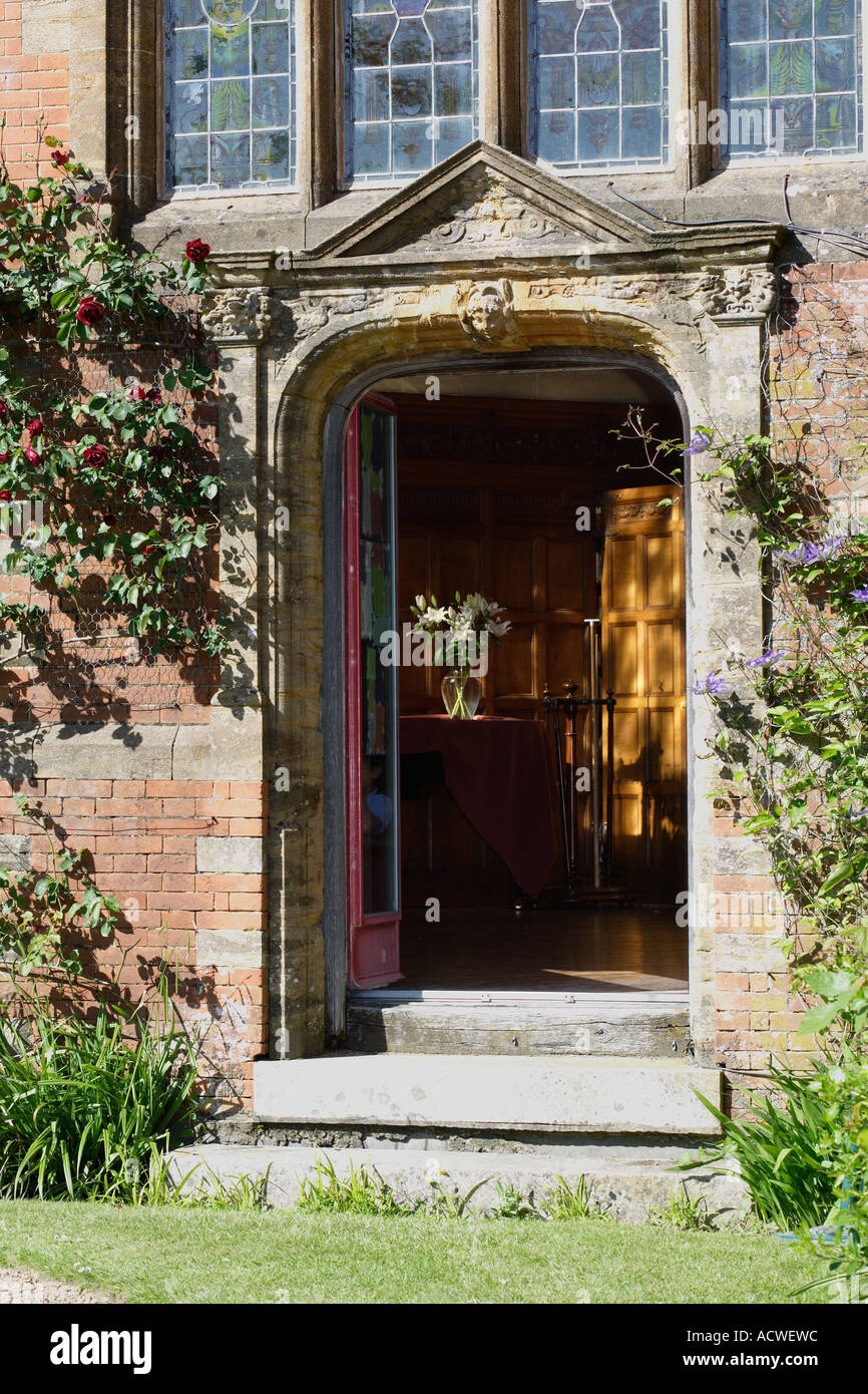 Aprire la porta in una casa in Inghilterra, Regno Unito Foto Stock