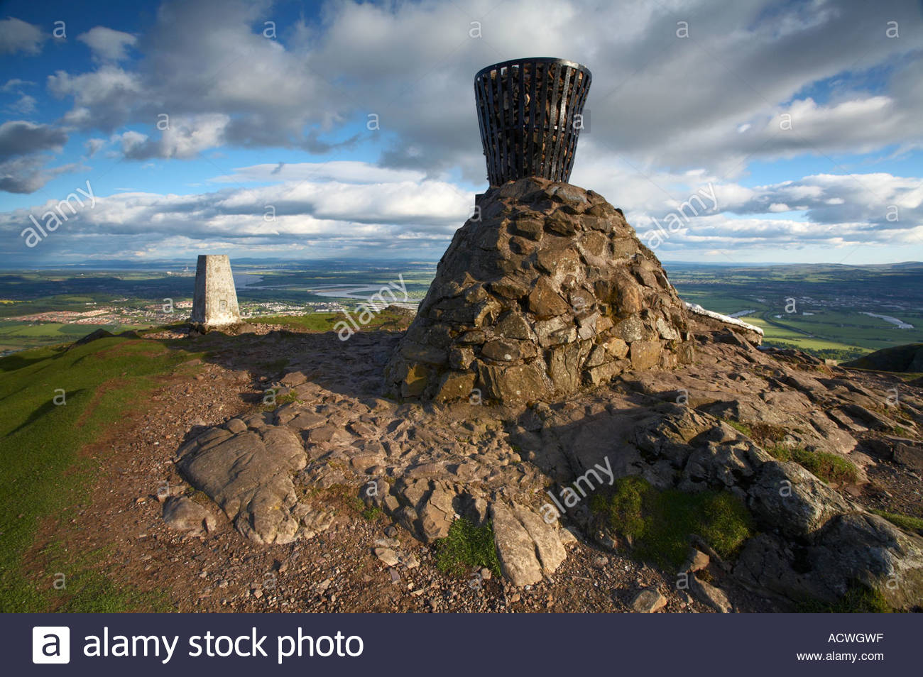 Cairn e trigpoint sulla sommità di Dumyat, Ochil Hills Stirling, Scozia Foto Stock