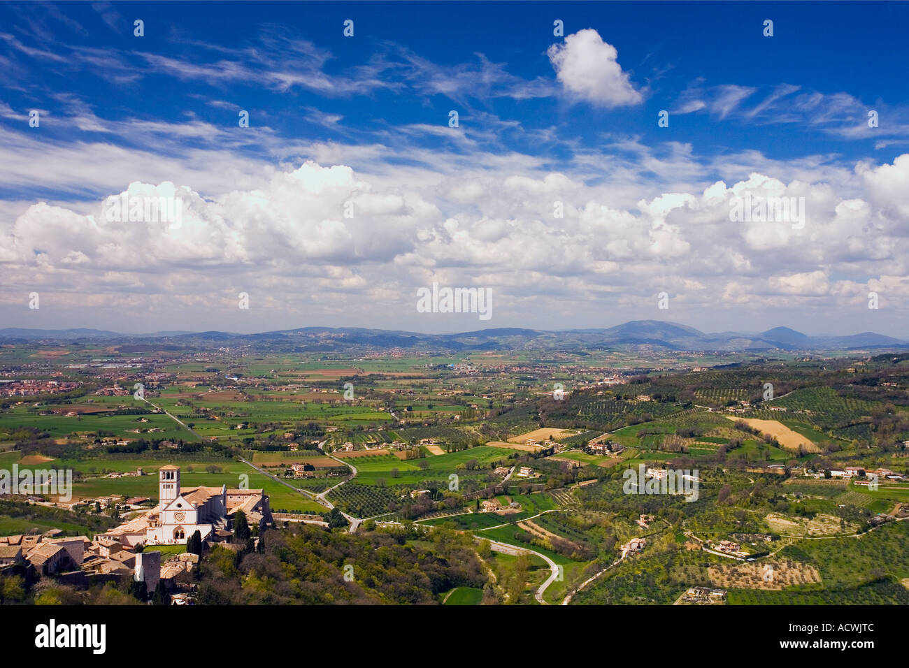 Basilica di San Francesco e il panorama circostante di campagna in Umbria Assisi Italia Italia Europa UE Foto Stock